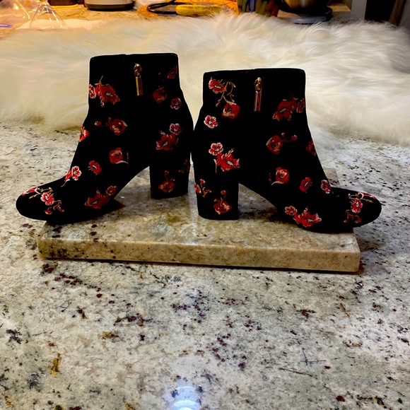 Karl Lagerfeld Paris, Black Suede Leather Short Boot Embroidered Flowers Sz: 8.5 - Picture 8 of 8